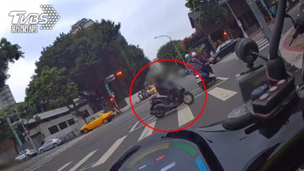 機車違規騎上人行道遭女警攔查開罰。(圖/TVBS)