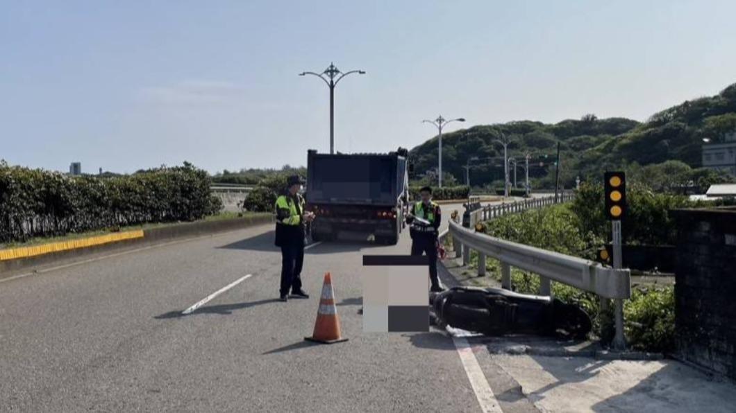 車禍現場是發生在濱海公路石門路段,88歲林姓老翁買菜完返家時,不慎與砂石車發生擦撞,當場身亡。(圖/民眾提供)