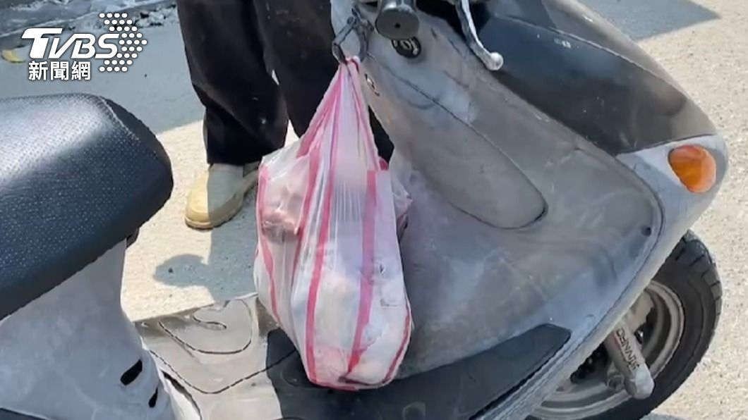原本老翁剛買完菜要回家,卻遇上死亡車禍。(圖/TVBS)