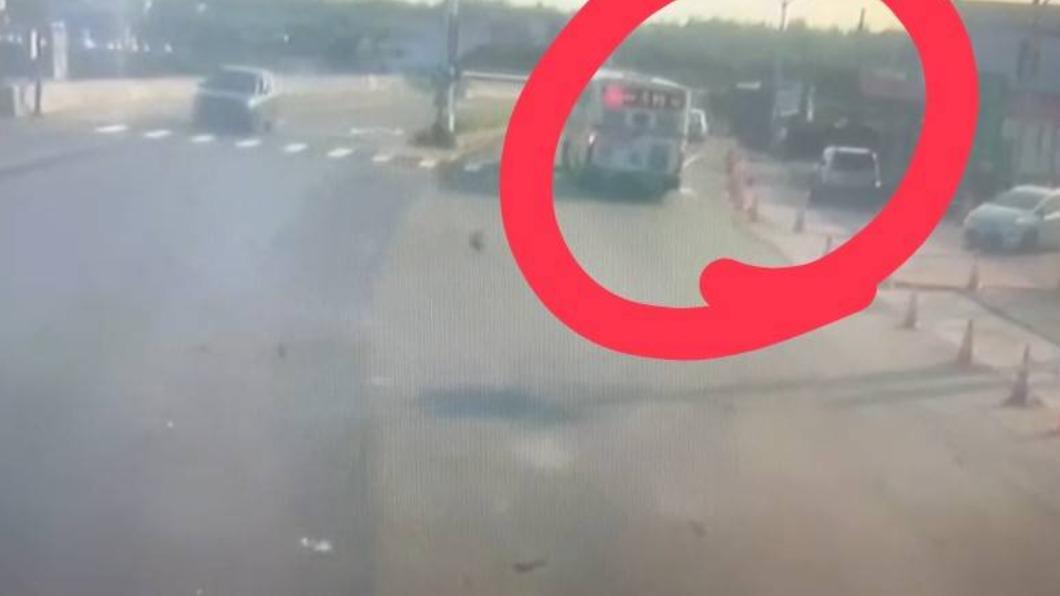 發生意外的地點,剛好遇上道路施工放上了一排三角錐,上前方道路又縮減。(圖/民眾提供)