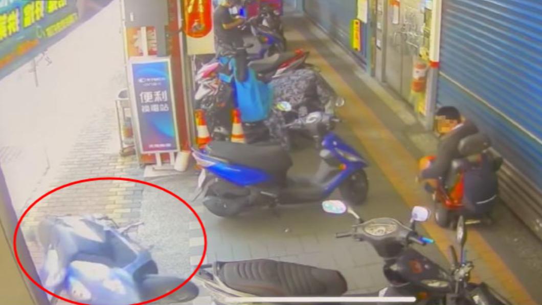 因不滿機車停放人行道影響通行,出手將機車推倒。(圖/翻攝自爆料公社)