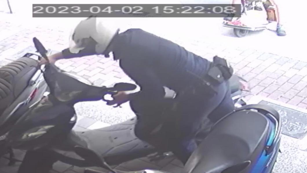 警方到場協助將機車扶起。(圖/翻攝自爆料公社)
