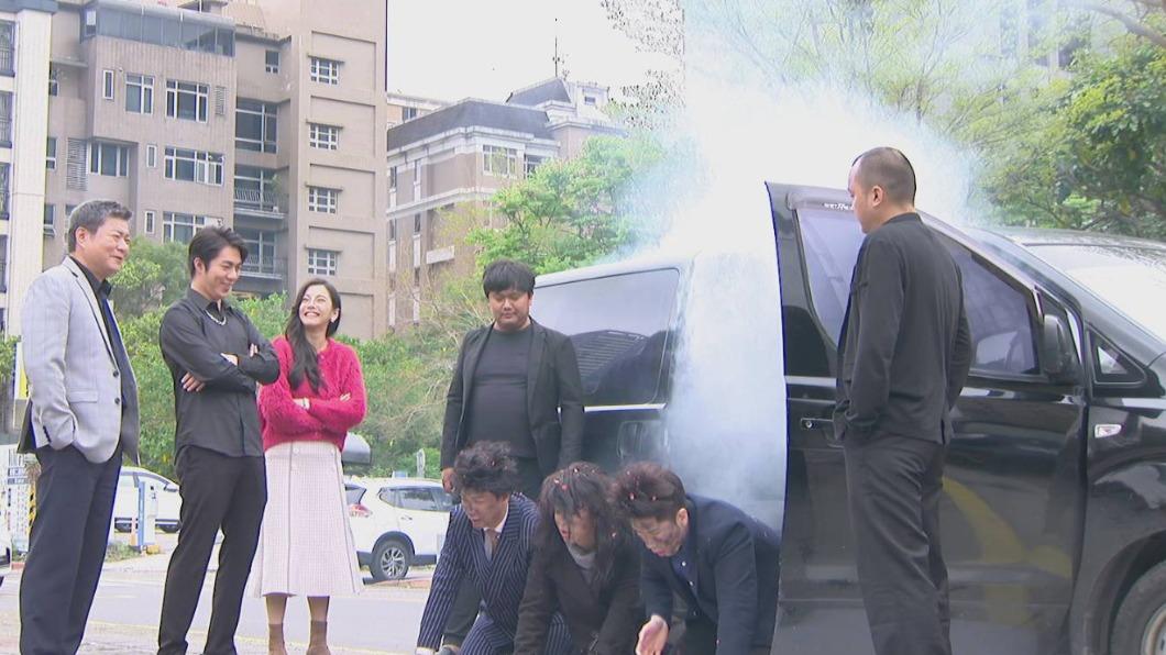 唐豐(前左起)、茵芙、李銘叡搞笑演出,逗樂現場其他演員。(圖/台視提供)