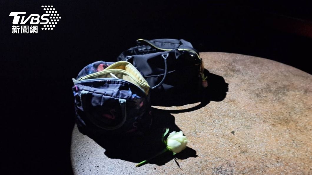 警方到場發現女子留下的包包內有5封遺書。（圖／警方提供）