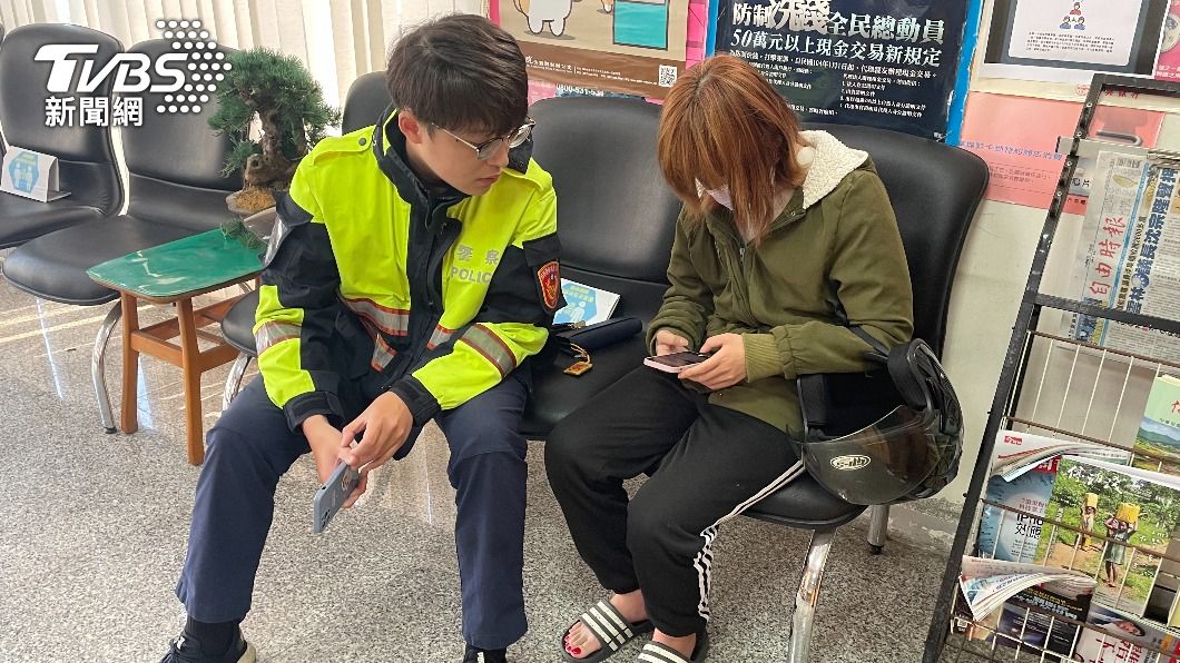 女子欲匯款保證金,行員和員警驚覺是詐騙緊急攔阻。(圖/TVBS)
