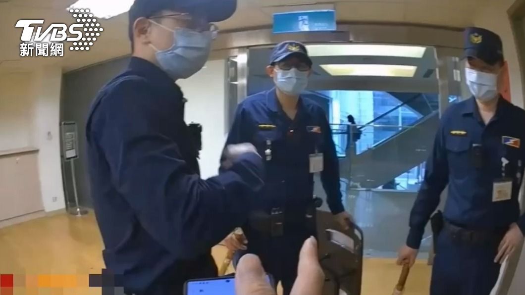 警方帶著盾牌、警棍到場。(圖/TVBS)
