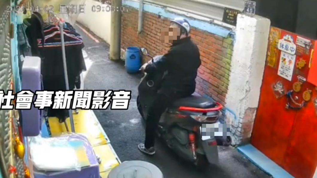 林男行經巷弄不斷東張西望。（圖／翻攝社會事新聞影音）