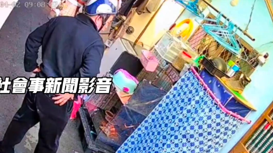 林男欲偷走內衣。（圖／翻攝社會事新聞影音）