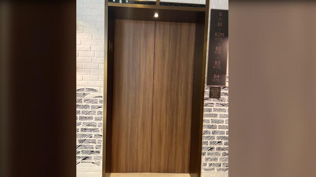 電梯的按鍵是隱藏在電梯旁邊的「那本書」。(圖/翻攝自小紅書)