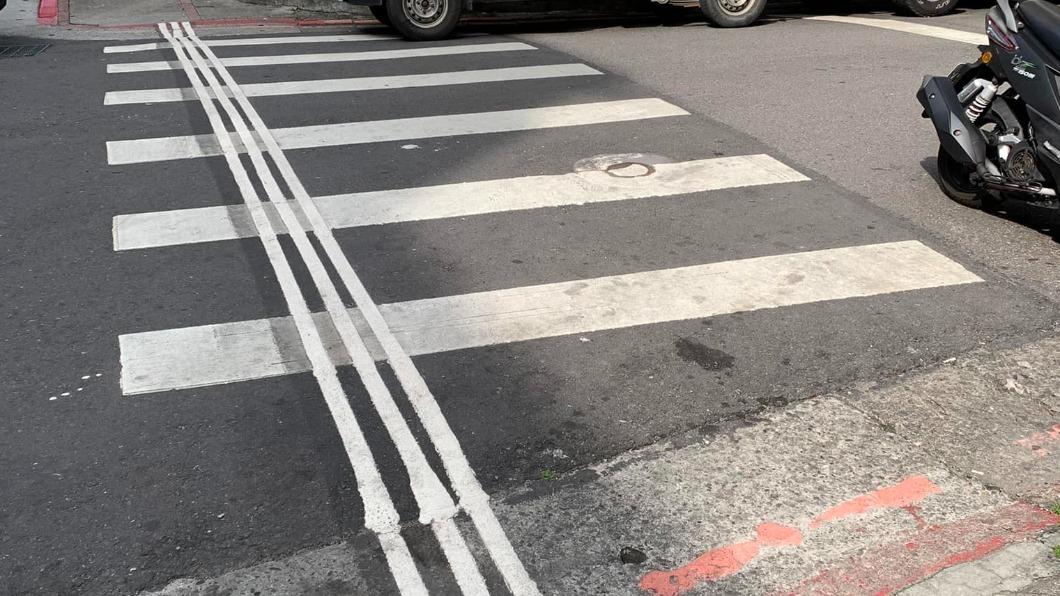 馬路上驚見「騰空3條線」?當地人驚呆:被標線耽誤的畫家