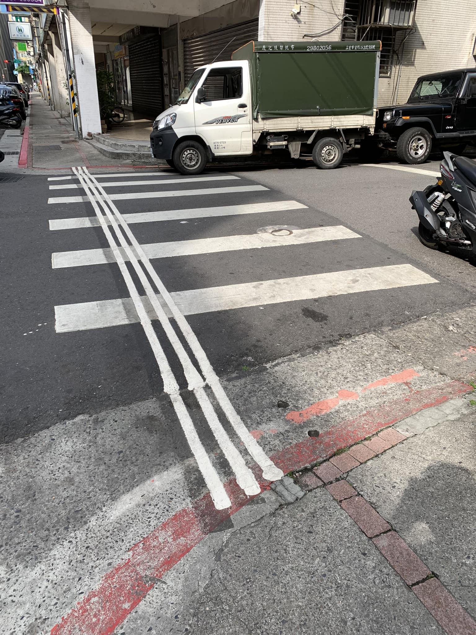 其實這是為了視障者行走而增添的「導盲斑馬線」。(圖/翻攝自臉書「路上觀察學院」)