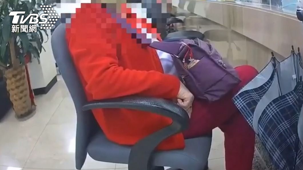 婦人表示要匯款71萬到指定帳戶。（圖／TVBS）