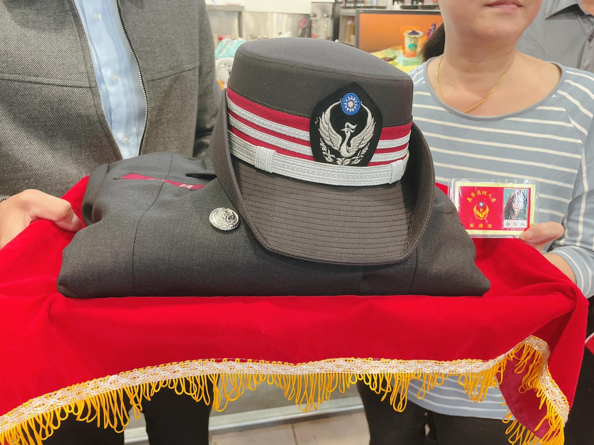 縣消防局授予義勇救護消防服務證及救護人員制服一套,完成恩羽遺願。(圖/翻攝自宜蘭縣議長張勝德臉書)