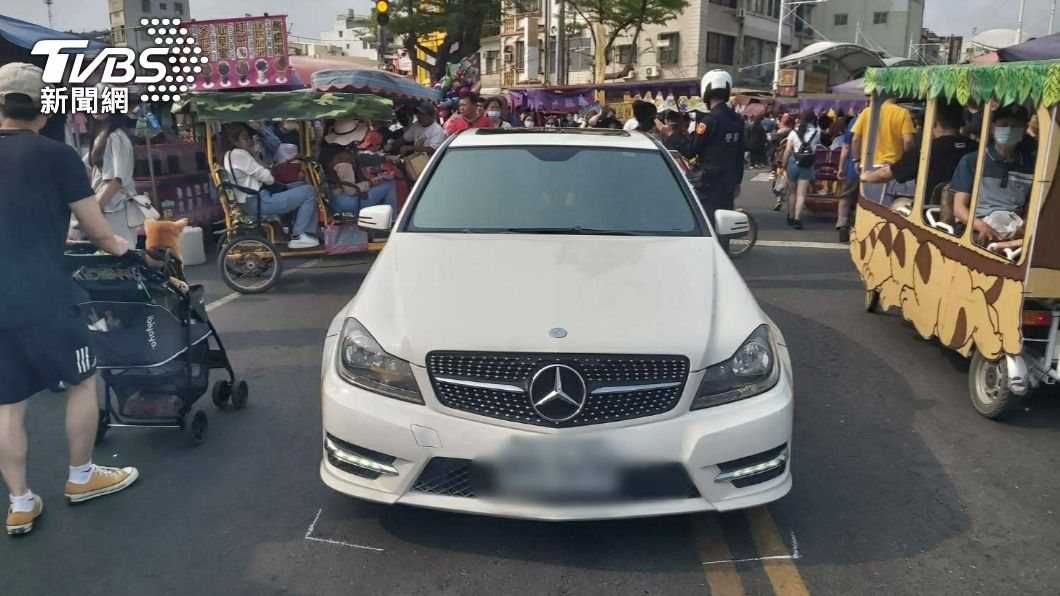 旗津擠滿人!14歲少女徒步區逛街 被賓士撞「痛到起不來」