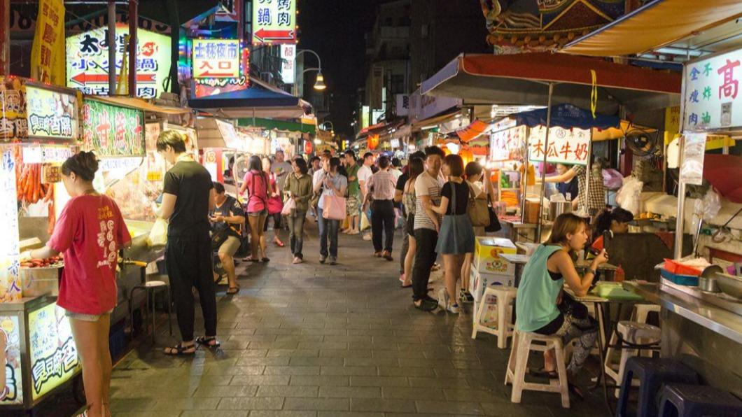 台北知名士林夜市,美食林立,總是吸引無數人潮。(圖/Shutterstock達志影像)