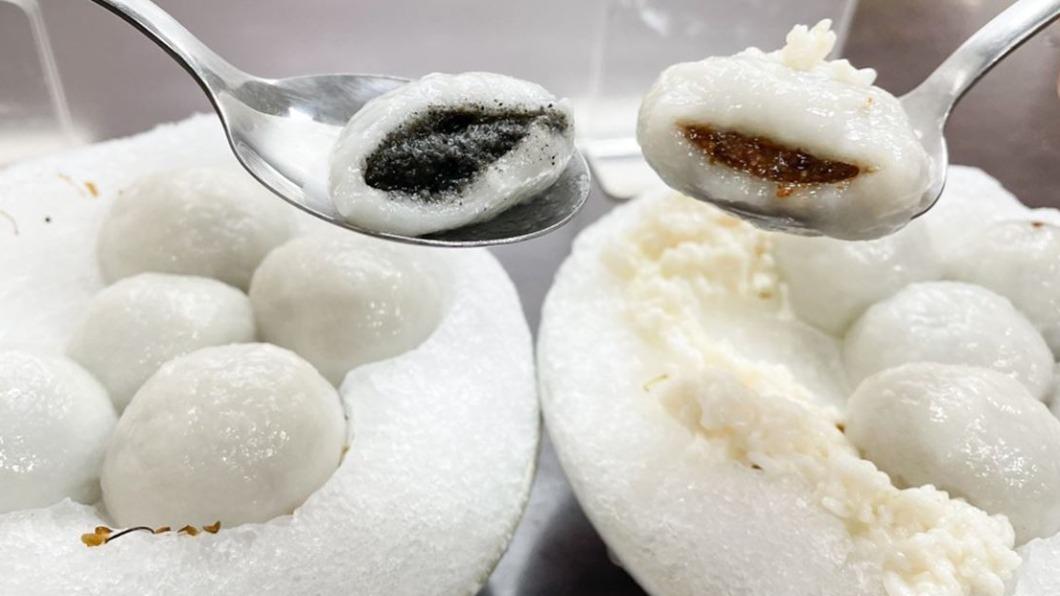 招牌「冰火湯圓」一上桌超級可愛又圓滾滾,有芝麻和花生2種口味可選擇,還能搭配桂花蜜或檸檬汁。(圖/Yuki's Life提供)