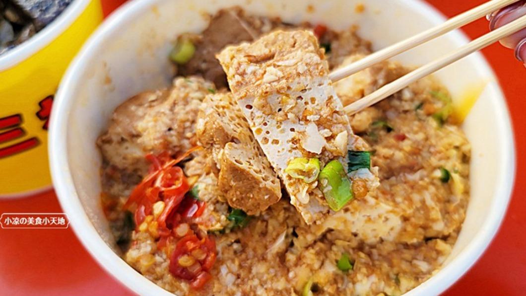 方臉師傅蒜香豆干是旱溪夜市的元老級美食,以大黑豆干滷製入味再加入獨家蒜香醬,一整個香氣四溢超迷人!(圖/小涼的美食小天地)