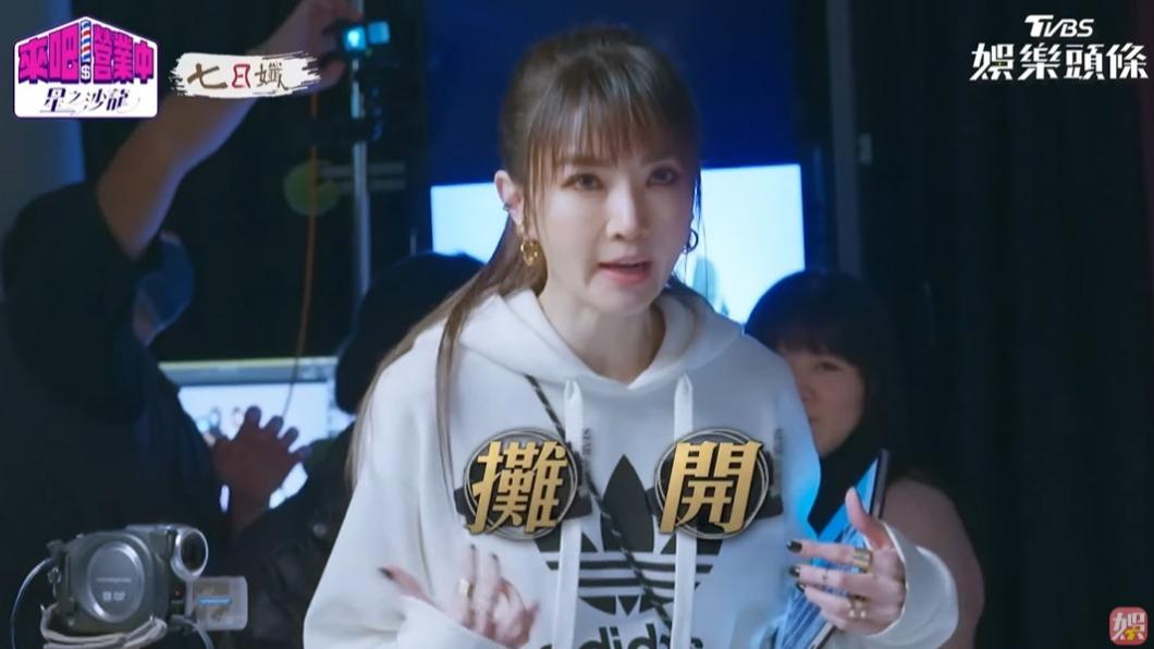 謝金燕親自指導拍攝動作。(圖/翻攝自《來吧!營業中2》)
