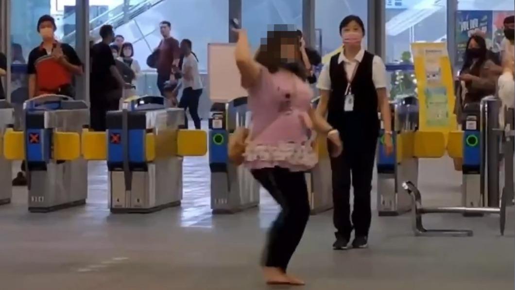 何女脫鞋扔人。（圖／即時事提供）