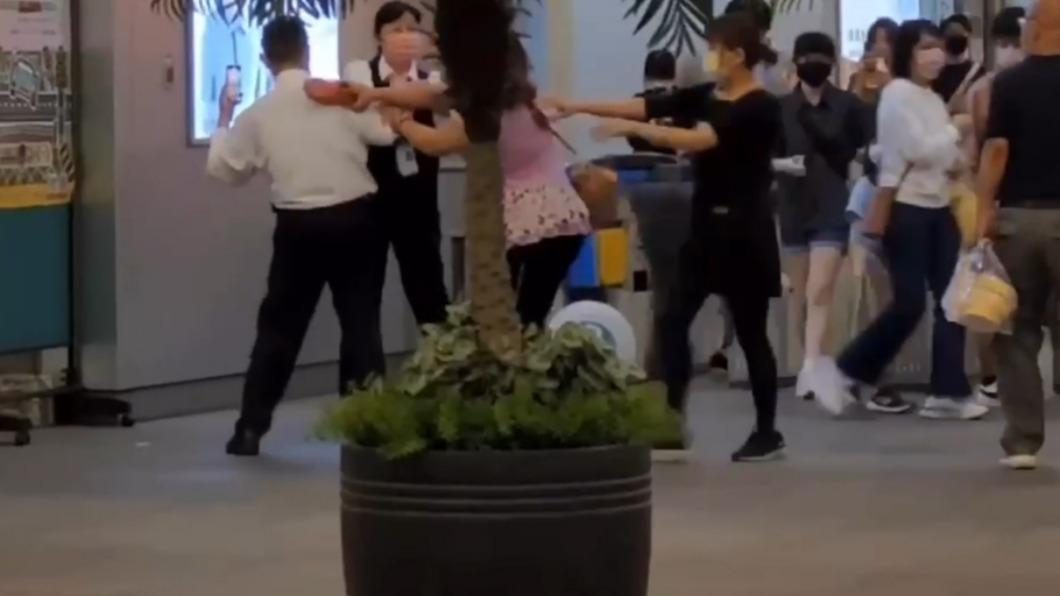 何女試圖搶站務員手機。（圖／即時事提供）