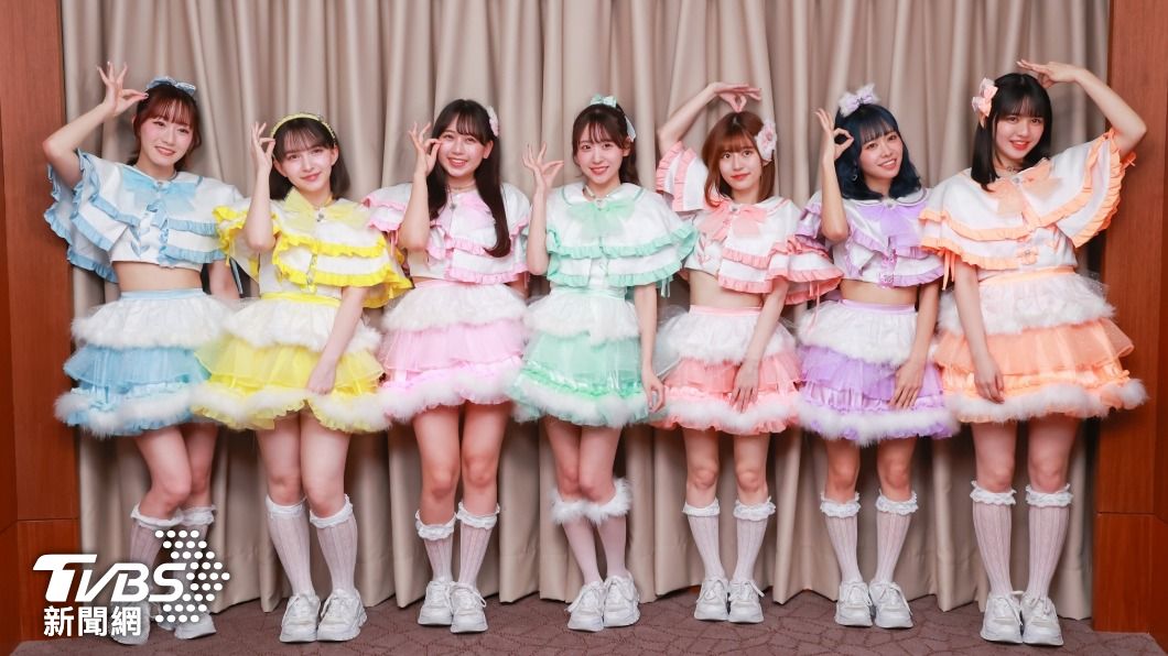 FRUITS ZIPPER成員左起為真中Mana、早瀨Noel、松本Karen、櫻井優衣、月足天音、仲川瑠夏與鎮西壽壽歌。(圖/趙世平攝)