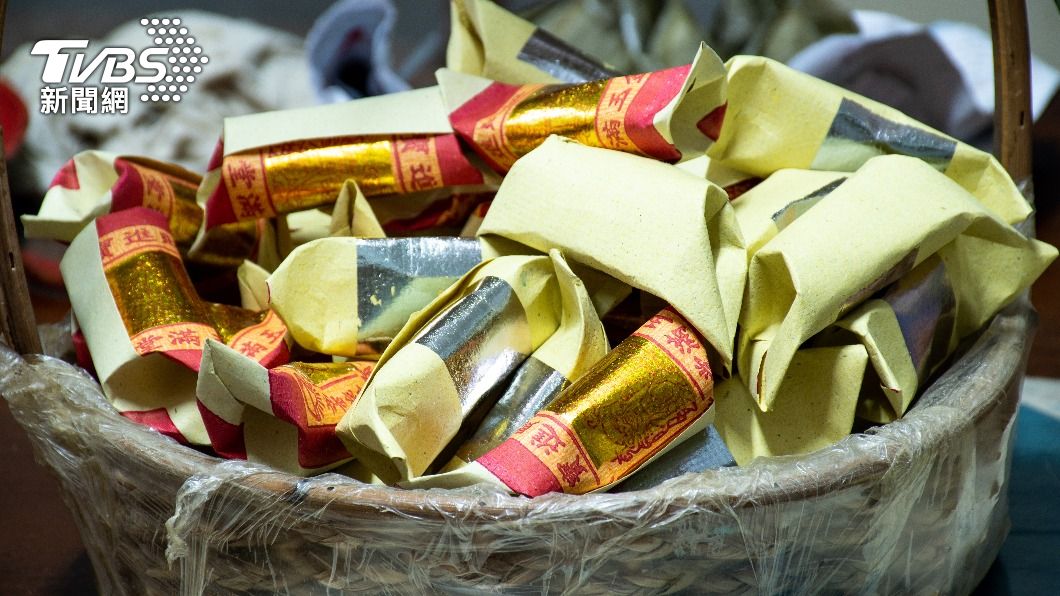 車輛停放在未熄滅的紙錢上、導致發現時為時已晚。（示意圖／Shutterstock達志影像）