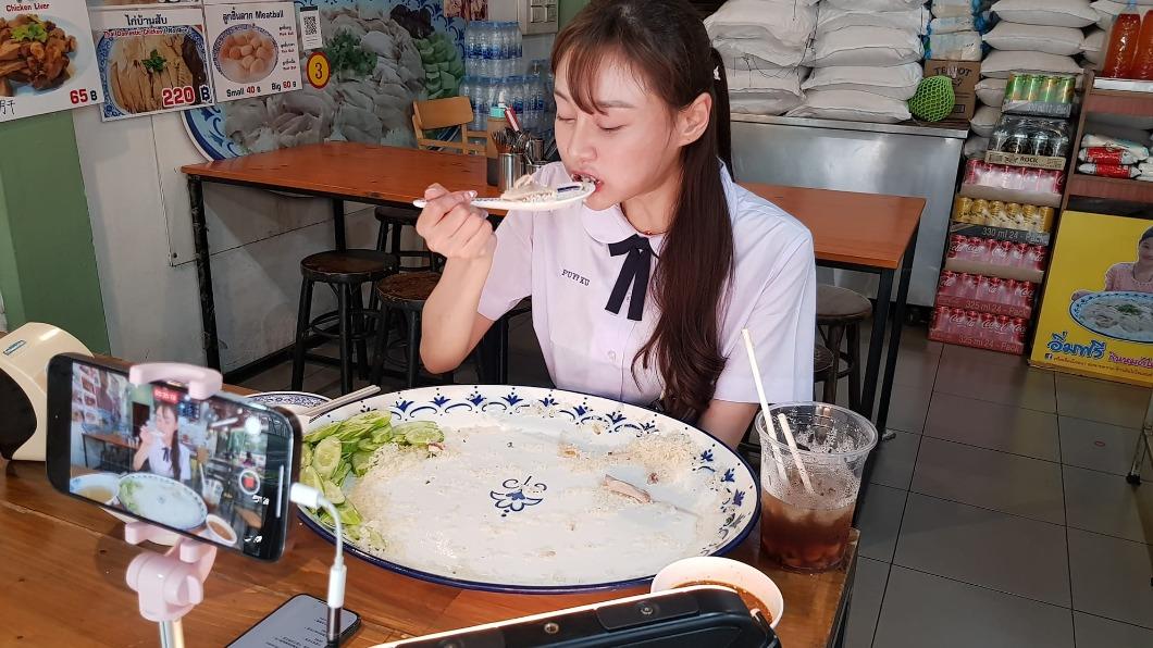 谷佳蔚僅花了35分鐘,就把重達3公斤的海南雞飯吃光。(圖/翻攝自「sri.yellow.m」臉書)