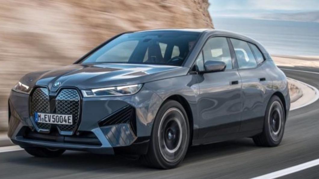 BMW iX純電SUV車長x車寬x車高為4,953×1,967×1,696mm。(圖/翻攝自BMW)