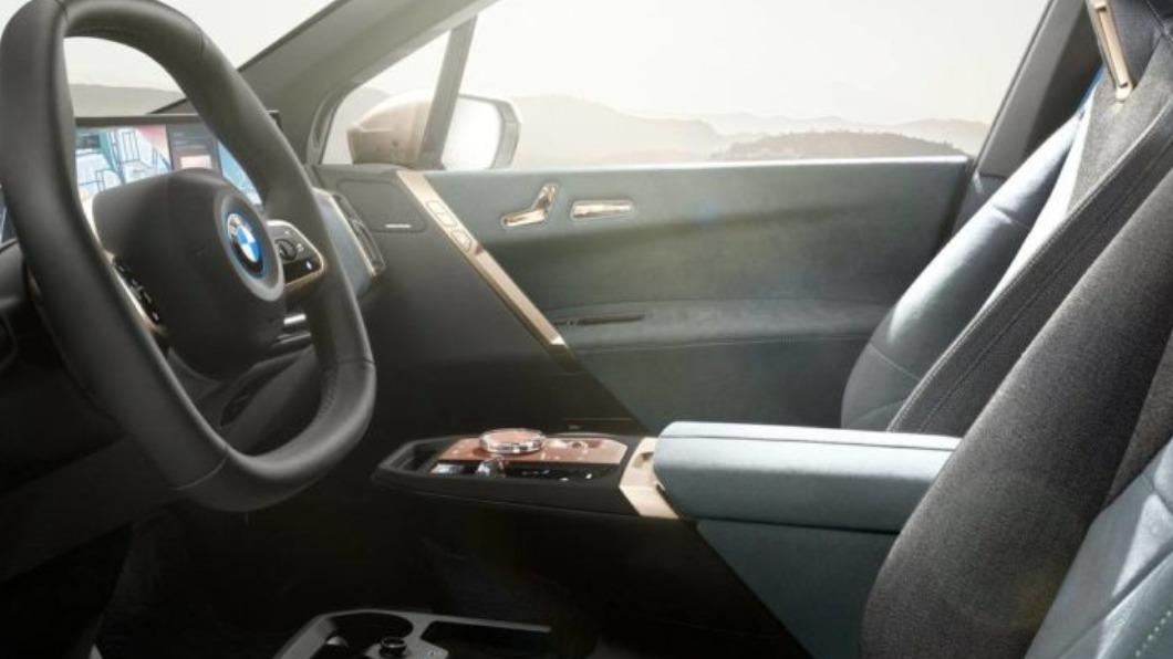 BMW iX擁有寬敞的車室空間。(圖/翻攝自BMW)