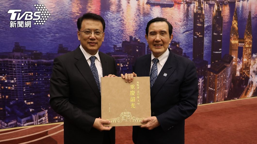 馬英九收到禮物後相當感動,表示兩岸沒什麼不可能。(圖/TVBS)