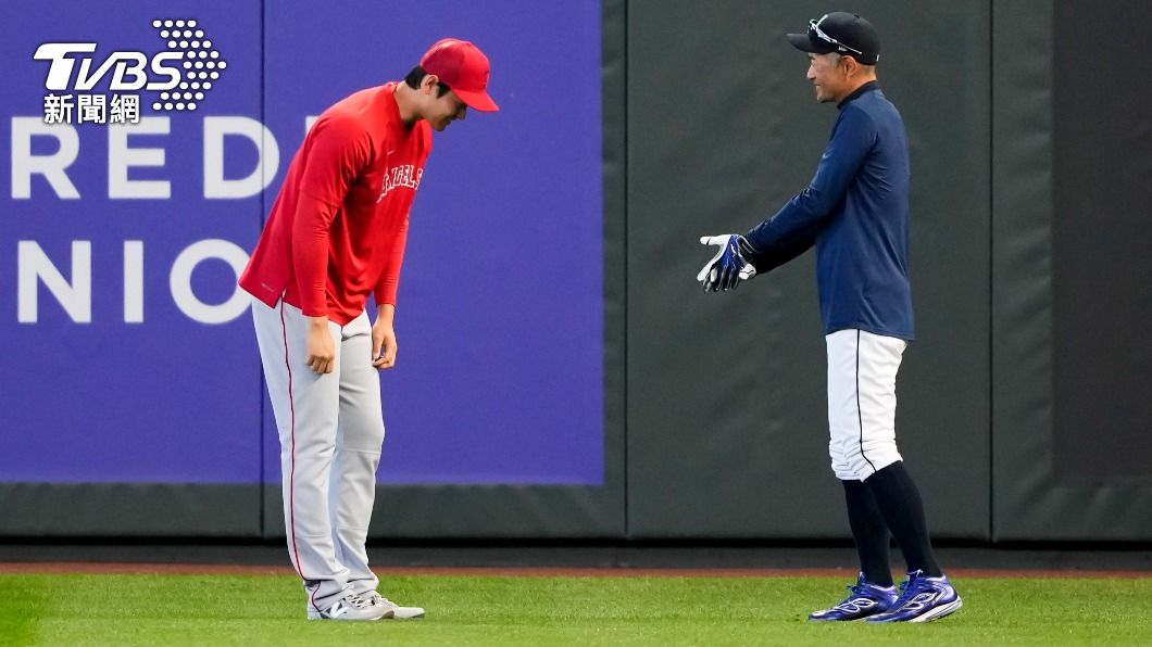 MLB／日本奪冠英雄同框　大谷翔平與鈴木一朗握手寒暄