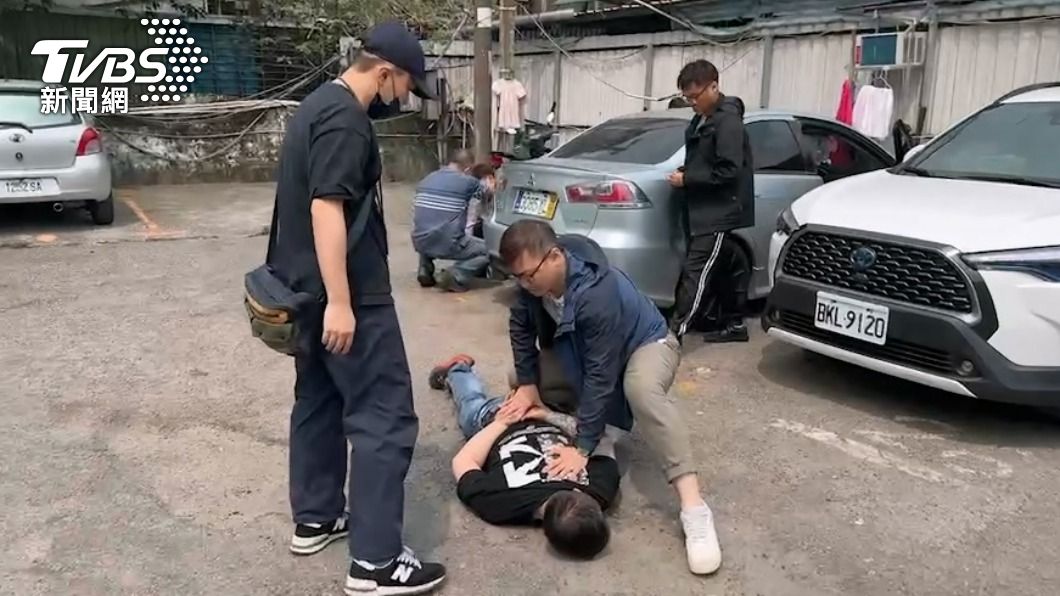 警方逮捕開槍男子與欠債張男。（圖／TVBS）