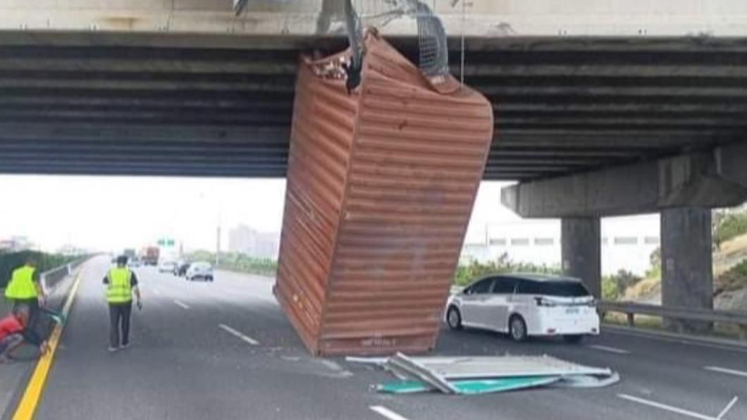 有一台聯結車不慎撞上橋墩。（圖／翻攝記者爆料網）