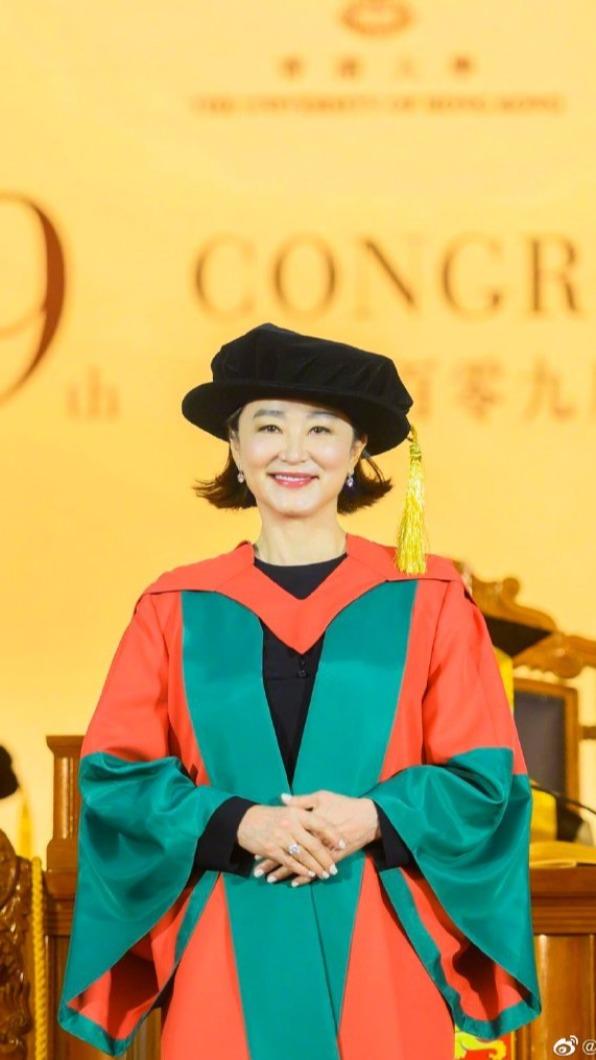 林青霞表示拿到博士學位彌補了媽媽未能完成學業的遺憾。（圖／翻攝自林青霞微博）