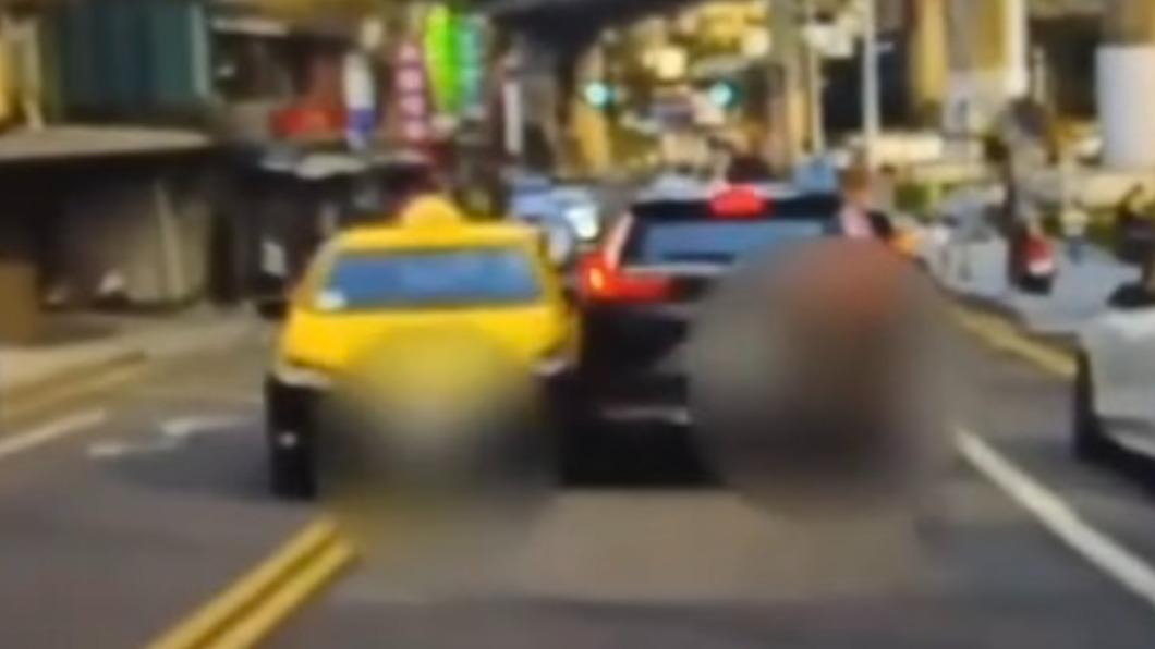 小黃運匠衝入對向車道 原因竟然是...
