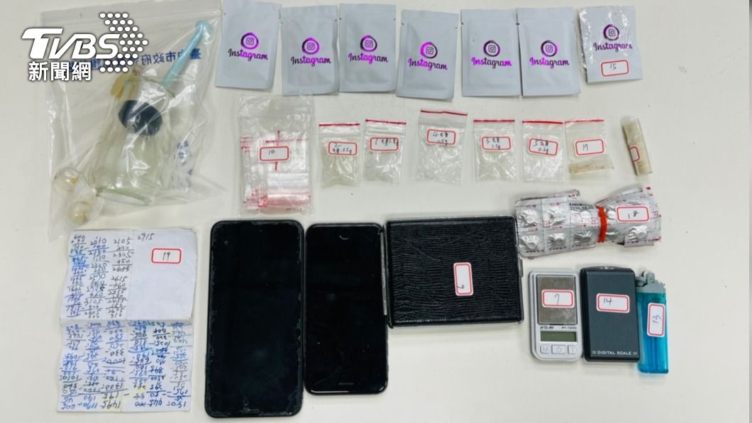 當場共計查獲毒品、吸食器贓證物。(圖/警方提供)