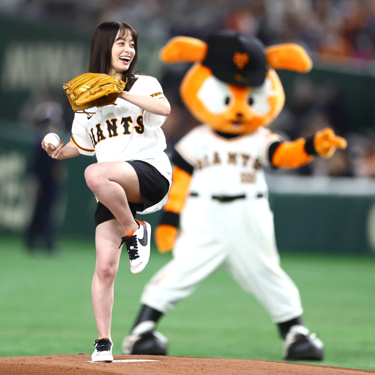 橋本環奈日前登上東京巨蛋,擔任巨人開幕戰開球嘉賓。(圖/翻攝自Twitter)