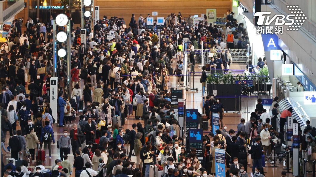 日本機場人潮相當驚人。(圖/達志影像美聯社)