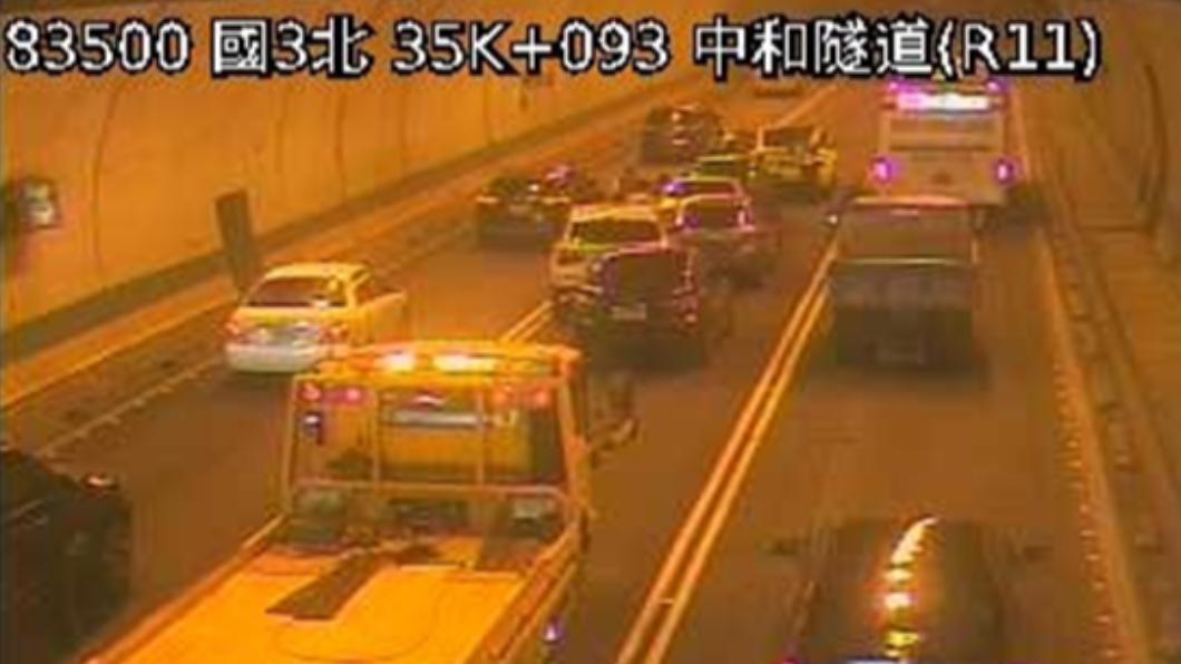 國3北向35.1公里處發生6輛小客車追撞事故。（圖／高公局提供）