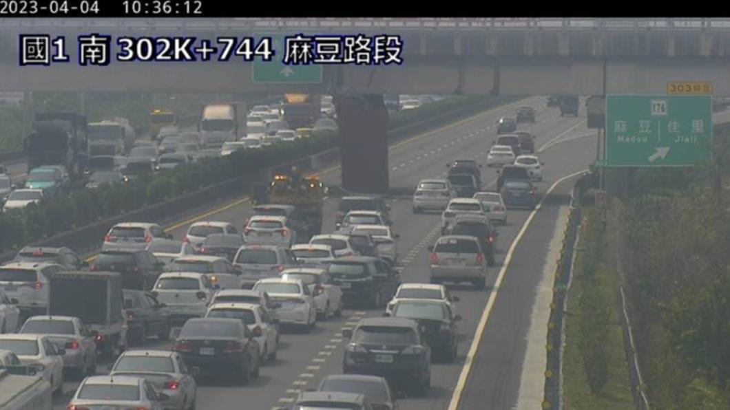 國1南向303公里處發生貨櫃車超高撞橋墩事故。（圖／高公局提供）