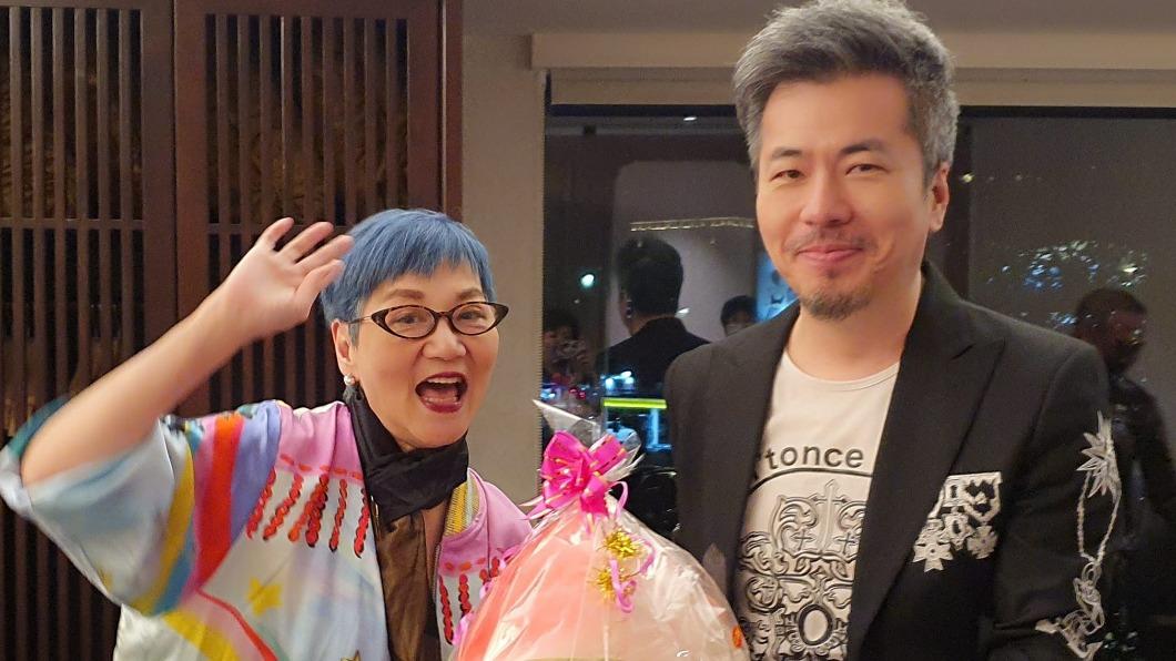 張小燕出席黃國倫生日會。(圖/翻攝自寇乃馨臉書)