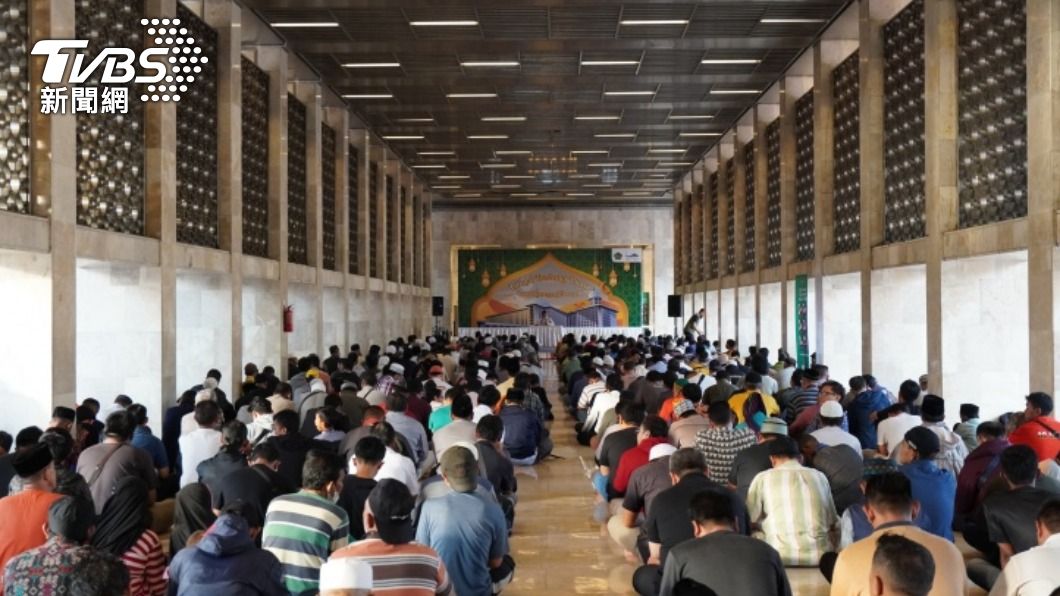 恢復疫前盛況　印尼清真寺湧入上千人共同開齋