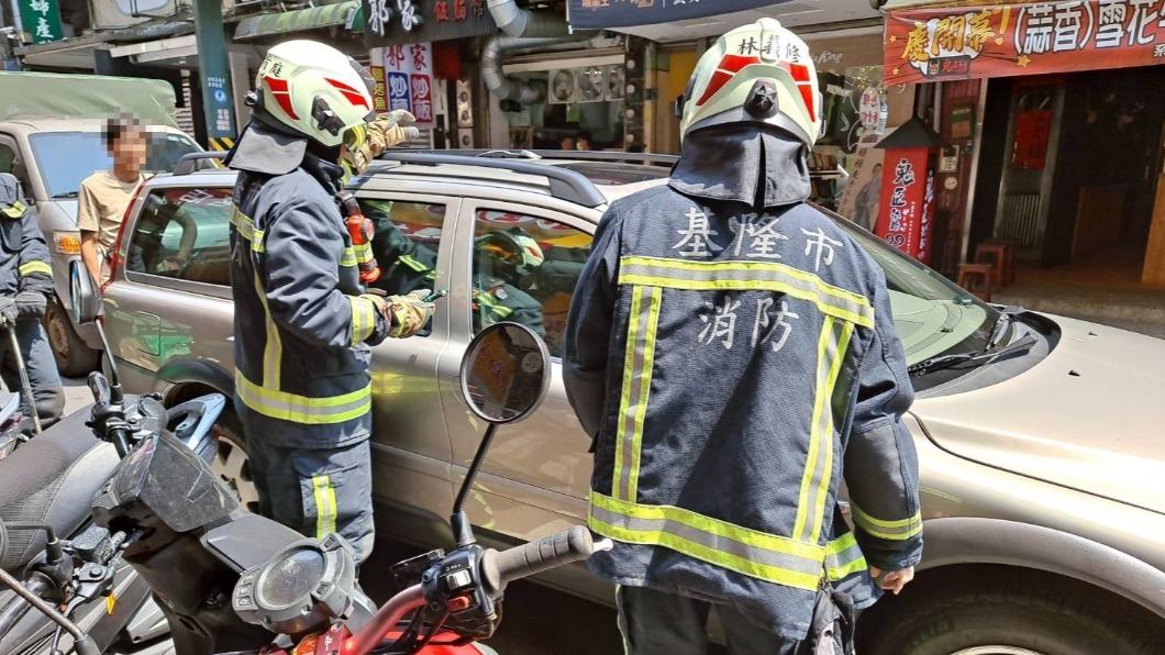 「哈士奇」受困車內  消防人員破窗救援