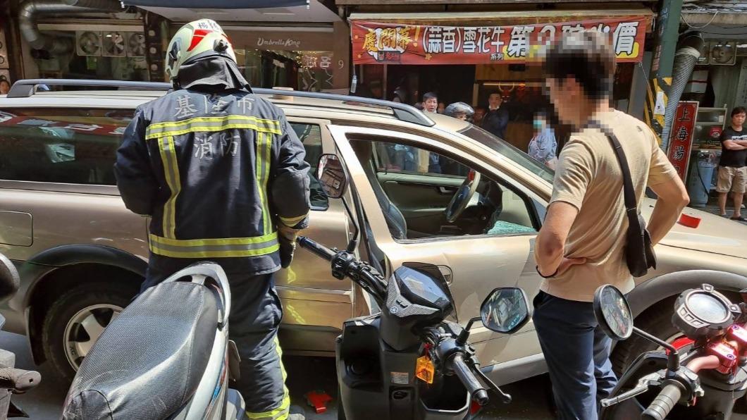 消防人員最後破壞副駕駛座窗戶玻璃,才成功將狗狗救出。(圖/民眾提供)
