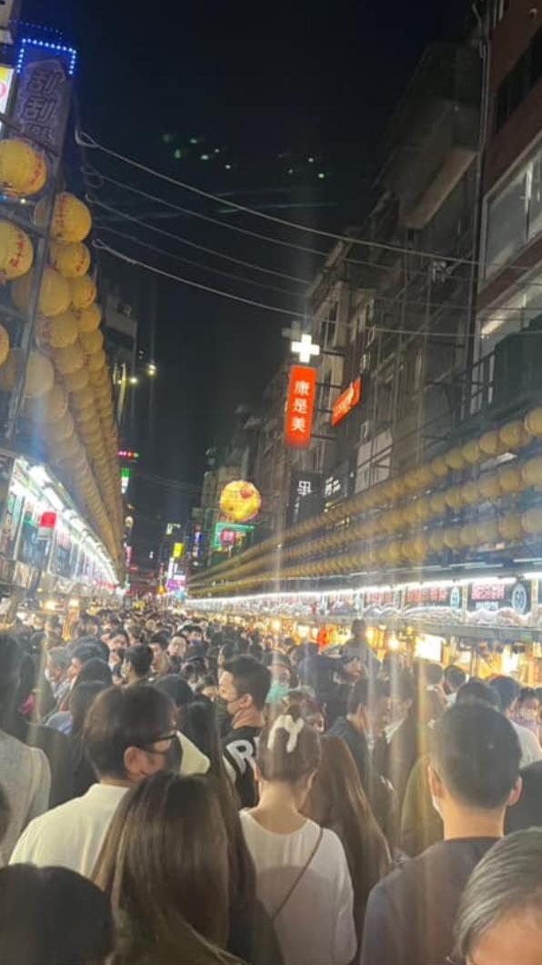 網友分享基隆夜市人潮塞爆。（圖／翻攝自我是永和人臉書）