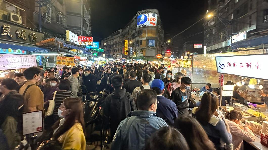 全台灣都在這!樂華夜市「擠爆畫面曝」在地人驚:被嚇傻