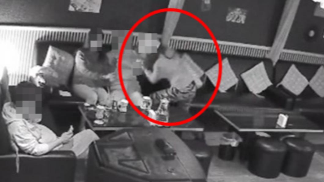 林女從進門前就拿著菜刀。（圖／翻攝法學資料檢索系統）