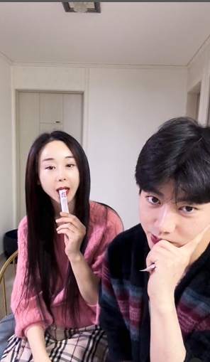 女星咸素媛和老公陳華宣布離婚後又合體直播。(圖/翻攝咸素媛IG)