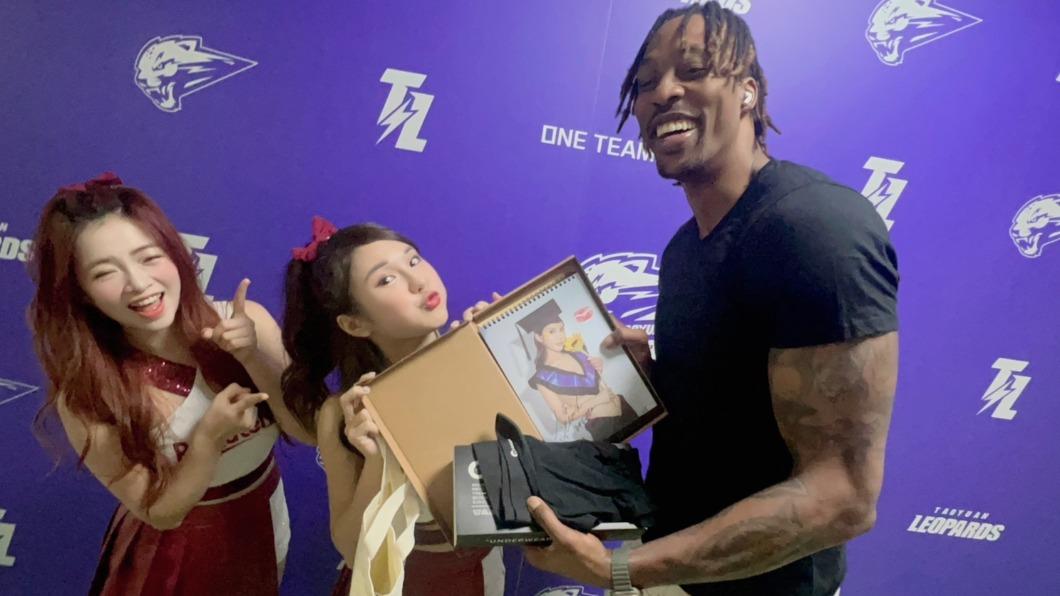 和魔獸合影! 樂天女孩開心直呼「好親民」