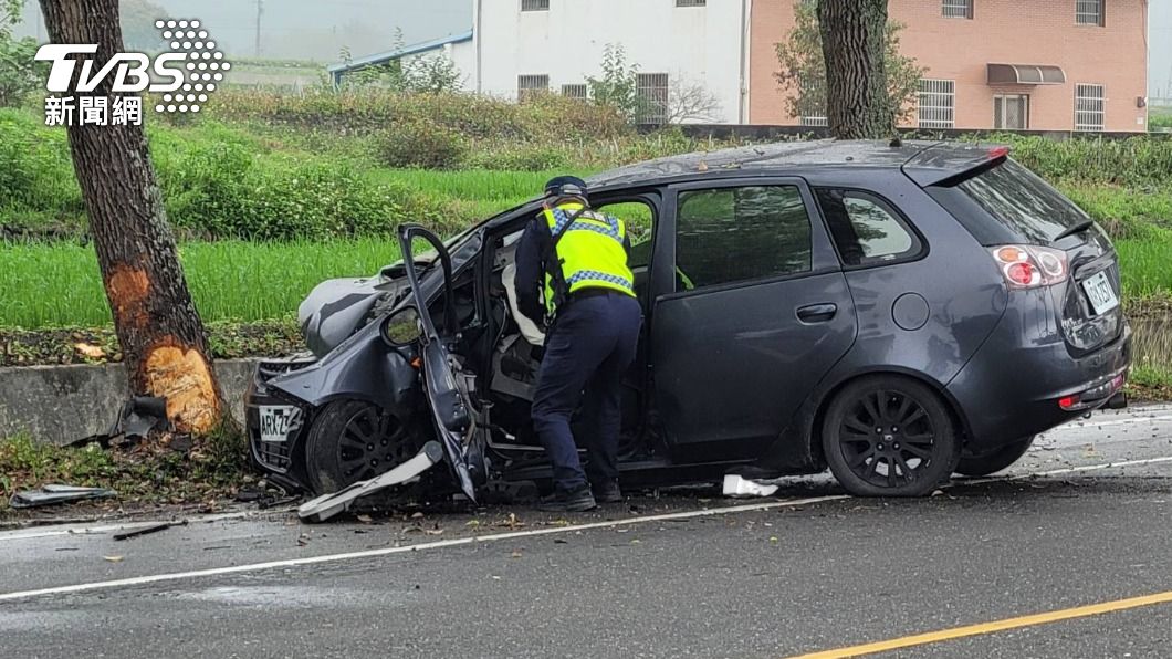 撞擊力道過猛,轎車安全氣囊全爆開。(圖/警方提供)